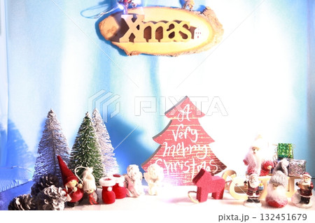 クリスマスツリーを飾るサンタクロース 132451679