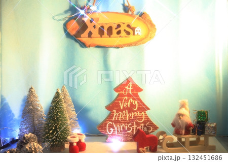 クリスマスツリーを飾るサンタクロース 132451686