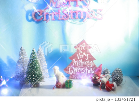 クリスマスツリーと夜空を飾るサンタクロース 132451721