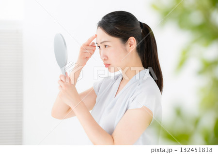 鏡を見て悩む女性　スキンケア 132451818