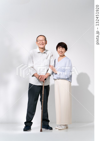 シニア夫婦 ポートレート 杖 シニア夫婦 ポートレート 杖 132451920
