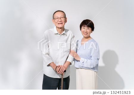 シニア夫婦 ポートレート 杖 シニア夫婦 ポートレート 杖 132451923