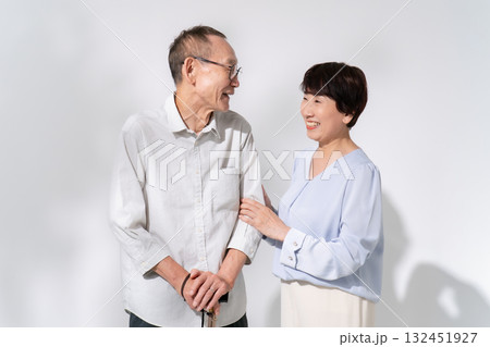 シニア夫婦　ポートレート　杖 132451927