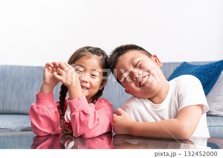 小学生　兄妹　仲良し 132452000