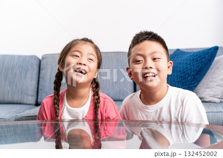 小学生　兄妹　仲良し 132452002