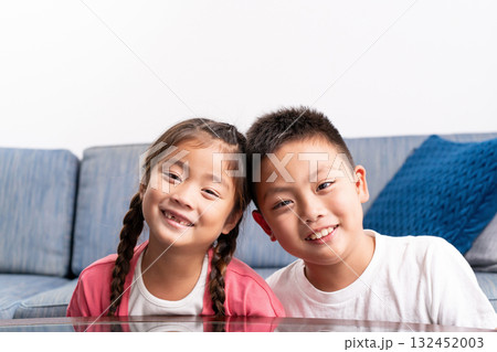 小学生　兄妹　仲良し 132452003