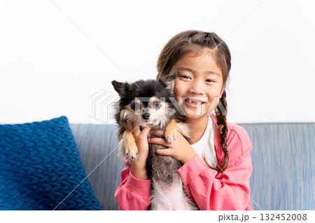 女の子と犬　チワワ 132452008