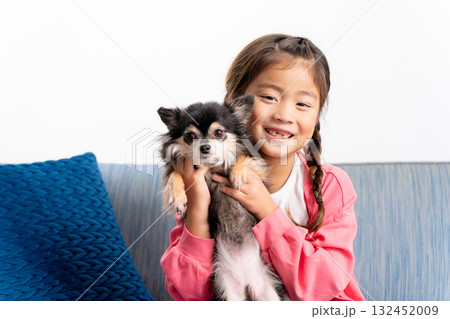 女の子と犬　チワワ 132452009