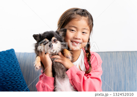 女の子と犬　チワワ 132452010