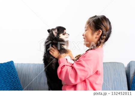 女の子と犬　チワワ 132452011