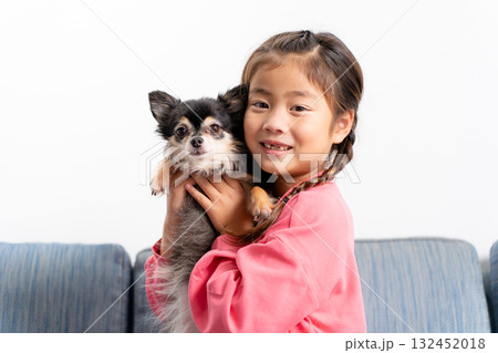 女の子と犬　チワワ 132452018