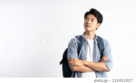 《AI画像》腕組みをして考え事をする男子大学生 132452027