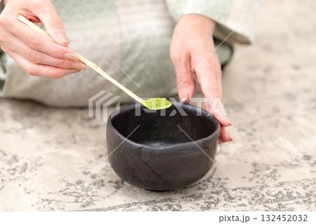 お茶を点てる女性　抹茶　手元 132452032
