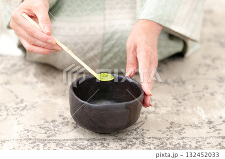 お茶を点てる女性 抹茶 手元 お茶を点てる女性 抹茶 手元 132452033