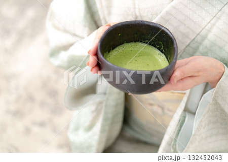 お茶を点てる女性　抹茶　手元 132452043