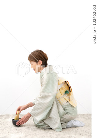 お茶を点てる女性　抹茶 132452053