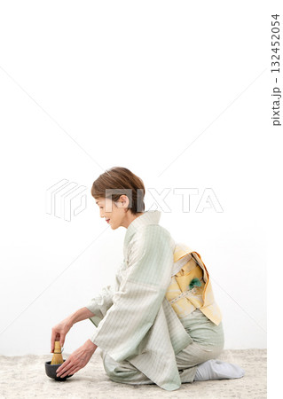 お茶を点てる女性　抹茶 132452054