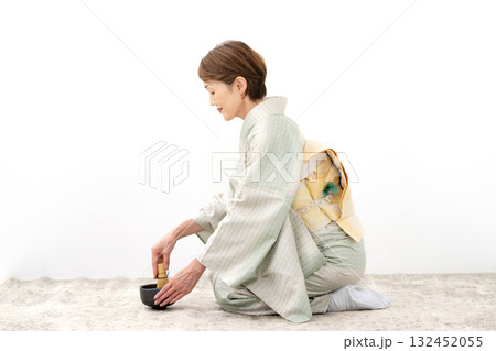 お茶を点てる女性　抹茶 132452055