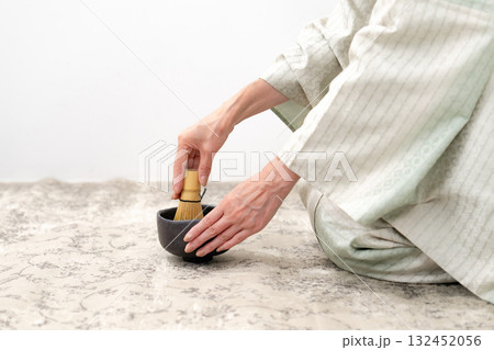 お茶を点てる女性　抹茶　手元 132452056
