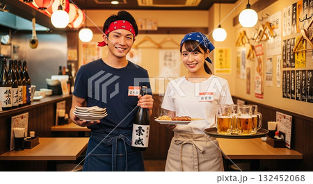 居酒屋でアルバイトをする若い男女 132452068