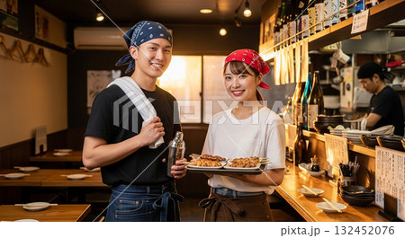 居酒屋でアルバイトをする若い男女 132452076