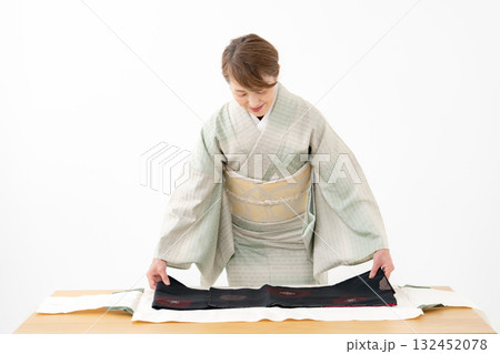 着物を畳む女性 リサイクル 着物を畳む女性 リサイクル 132452078