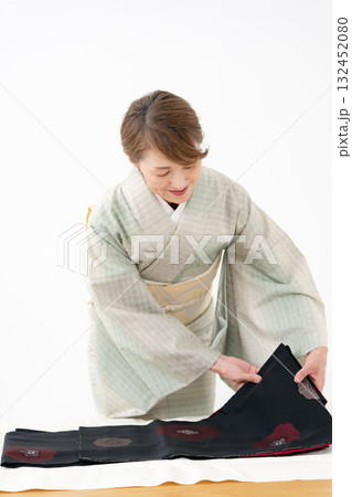 着物を畳む女性 リサイクル 着物を畳む女性 リサイクル 132452080
