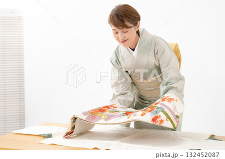 着物を畳む女性 リサイクル 着物を畳む女性 リサイクル 132452087