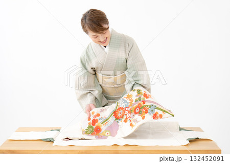 着物を畳む女性　リサイクル 132452091