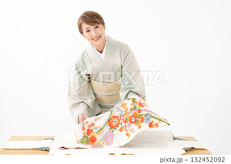 着物を畳む女性　リサイクル 132452092