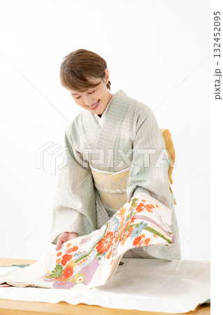 着物を畳む女性　リサイクル 132452095