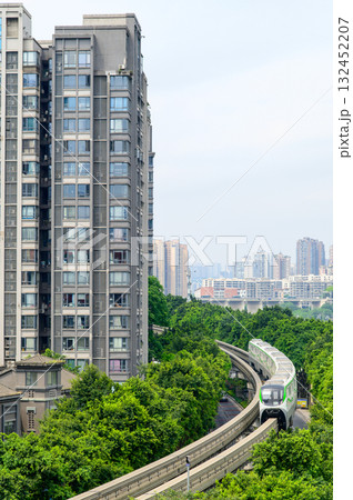 中国の重慶を走るモノレールの風景 132452207
