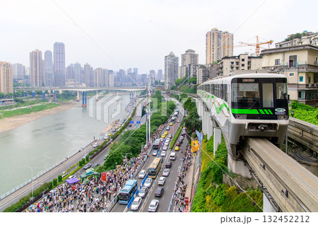 中国の重慶を走るモノレールの風景 132452212