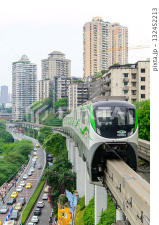中国の重慶を走るモノレールの風景 132452213