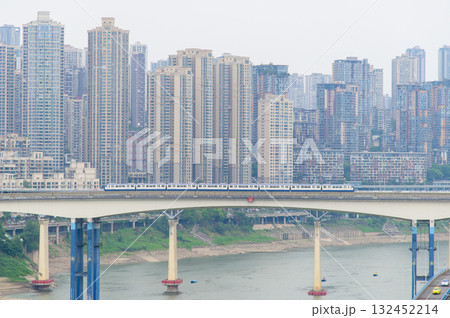 中国の重慶を走るモノレールの風景 132452214