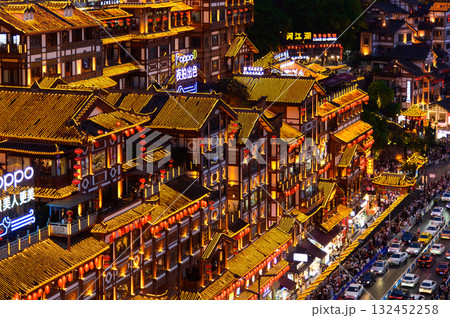 中国の重慶にある洪崖洞のとても美しい夜景 132452258