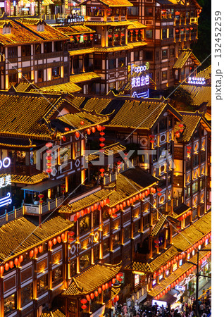 中国の重慶にある洪崖洞のとても美しい夜景 132452259