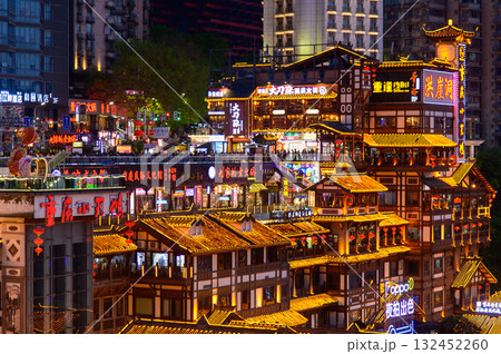 中国の重慶にある洪崖洞のとても美しい夜景 中国の重慶にある洪崖洞のとても美しい夜景 132452260