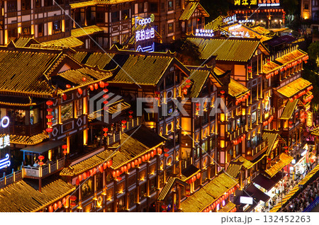 中国の重慶にある洪崖洞のとても美しい夜景 中国の重慶にある洪崖洞のとても美しい夜景 132452263