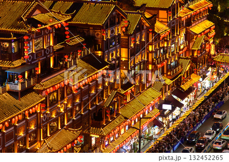 中国の重慶にある洪崖洞のとても美しい夜景 132452265