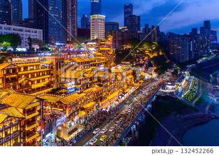 中国の重慶にある洪崖洞のとても美しい夜景 132452266