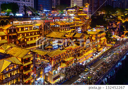 中国の重慶にある洪崖洞のとても美しい夜景 132452267