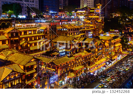 中国の重慶にある洪崖洞のとても美しい夜景 中国の重慶にある洪崖洞のとても美しい夜景 132452268