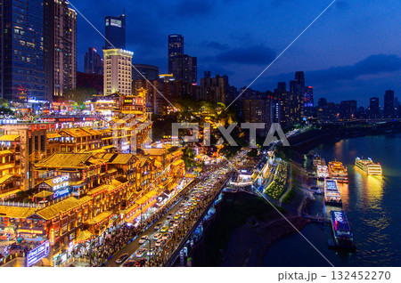 中国の重慶にある洪崖洞のとても美しい夜景 132452270