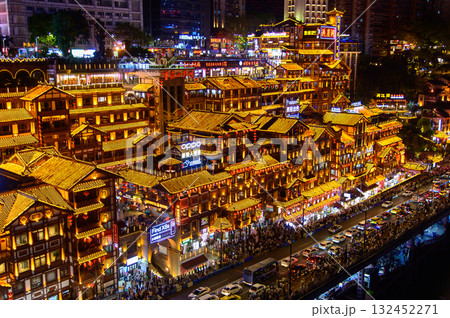 中国の重慶にある洪崖洞のとても美しい夜景 中国の重慶にある洪崖洞のとても美しい夜景 132452271