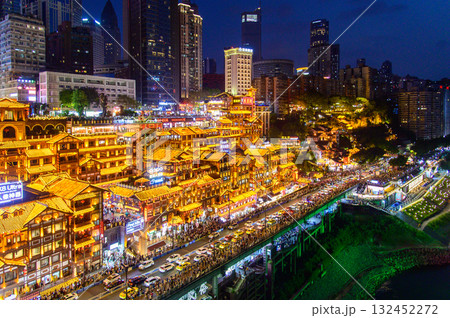 中国の重慶にある洪崖洞のとても美しい夜景 中国の重慶にある洪崖洞のとても美しい夜景 132452272