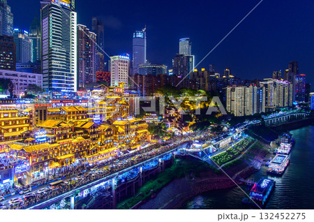中国の重慶にある洪崖洞のとても美しい夜景 132452275