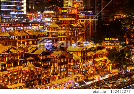 中国の重慶にある洪崖洞のとても美しい夜景 中国の重慶にある洪崖洞のとても美しい夜景 132452277