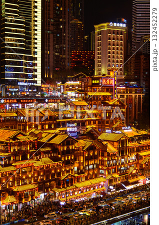 中国の重慶にある洪崖洞のとても美しい夜景 中国の重慶にある洪崖洞のとても美しい夜景 132452279