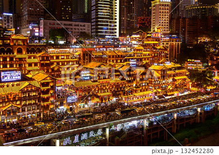 中国の重慶にある洪崖洞のとても美しい夜景 132452280